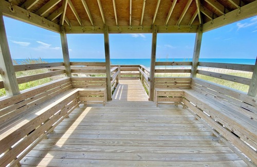 Atlantic Beach Apartment | Welcoming studio with AC, WiFi, pool, laundry room - 50 steps to the beach