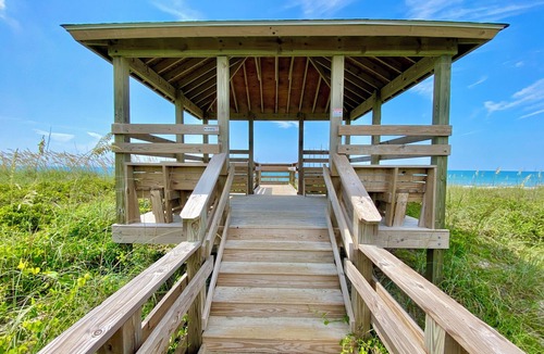 Atlantic Beach Apartment | Welcoming studio with AC, WiFi, pool, laundry room - 50 steps to the beach