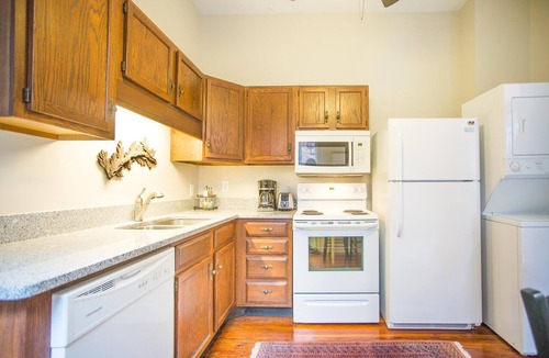 Savannah Victorian District Apartment | Well Appointed Row Home Overlooking Forsyth Park by Lucky Savannah