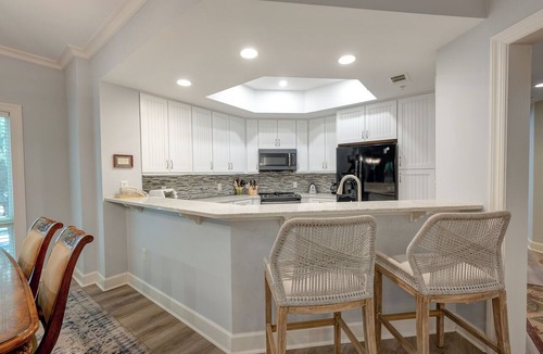 Palmetto Dunes Condo | Wendover Dunes 8139 - 2 Master Bedrooms/Master Baths - Screened Verandah