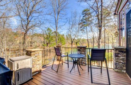 West Union House | West Union Townhome w/Patio & Lake View