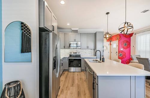 North Houston House | WFH Friendly Artist-Curated Home near Downtown. Gated Entry & 2-Car Garage.