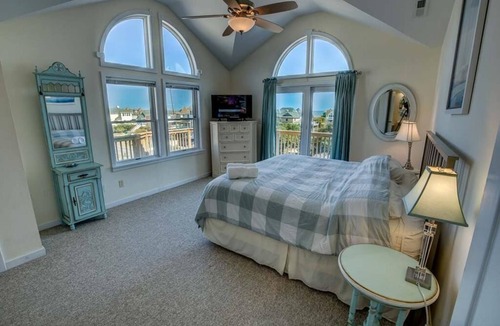 Whalehead Beach House | Whalehead with a Private Pool & Hot Tub!