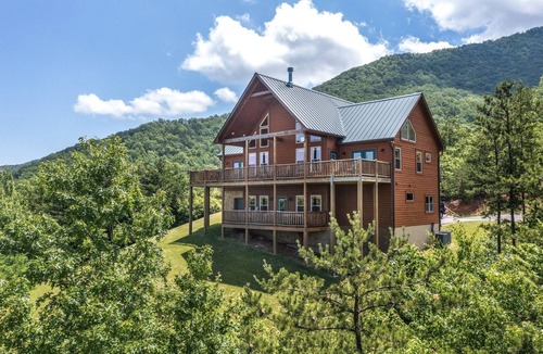 Smoky Mountains Cabin | Whiskey Mountain Lodge * Mountain View! *Private Mountain Setting *Hot Tub *Pool Table *Ping Pong