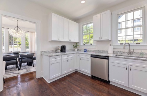 Columbus House | White Modern Retreat Near Fort Moore & Downtown