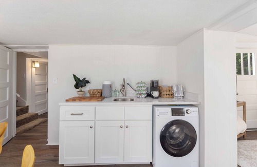 Columbus House | White Modern Retreat Near Fort Moore & Downtown