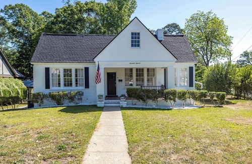 Columbus House | White Modern Retreat Near Fort Moore & Downtown