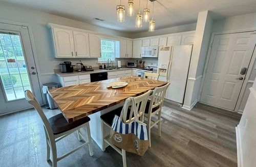 Cape Carteret House | Whole house on golf course and minutes to beaches