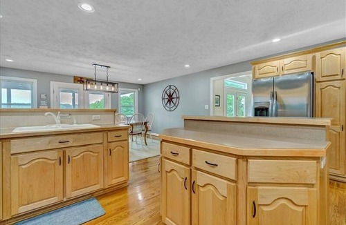 Huddleston House | Wifi - Hot Tub - Fire Pit - 4 Kayaks. Come Visit "Paradise Cove"!