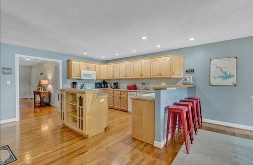 Huddleston House | Wifi - Hot Tub - Fire Pit - 4 Kayaks. Come Visit "Paradise Cove"!