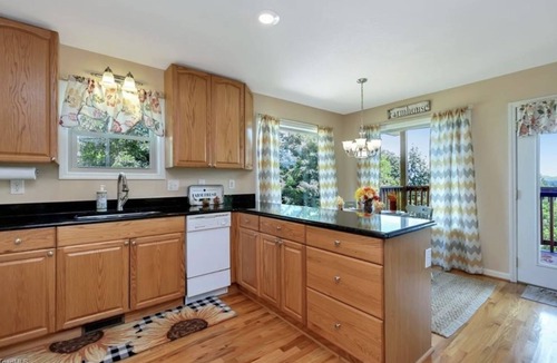 Boomer Cabin | Wilkes County Western NC 3br Cottage with Hot Tub!