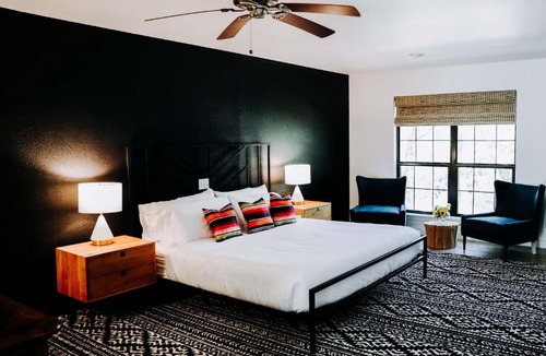 Wimberley Hotel | Wimberley Inn & bar