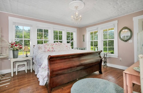Stonewall House | Wine Cellar Farmhouse | 3 King Beds | Full Kitchen | Pet Friendly w/fee