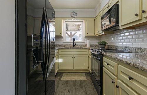 Cleveland House | Wine Country Lake Escape-Fishing and Hot tub