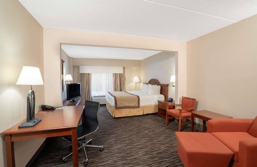 Paw Creek Hotel | Wingate by Wyndham Charlotte Airport I-85/I-485