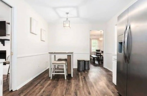 Charlotte House | Winter Special! Cozy/Rustic style Ranch in South CLT w King en Suite, Fenced In.