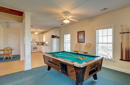 Hatteras Condo | Wonderful home in beachfront complex with pool & hot tub, central AC & deck
