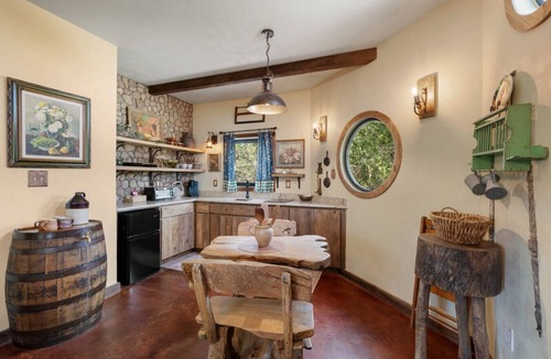 Fredericksburg Apartment | Woodsman Hobbit with Hot Tub & Fireplace