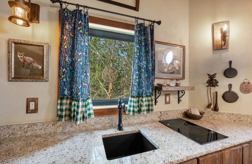 Fredericksburg Apartment | Woodsman Hobbit with Hot Tub & Fireplace