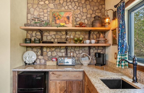 Fredericksburg Apartment | Woodsman Hobbit with Hot Tub & Fireplace