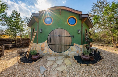 Fredericksburg Apartment | Woodsman Hobbit with Hot Tub & Fireplace