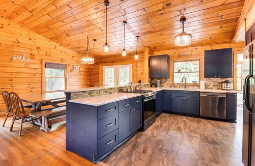 Toccoa Cabin | Woodsy Hideaway: 8 Mi to Henderson Falls Park!