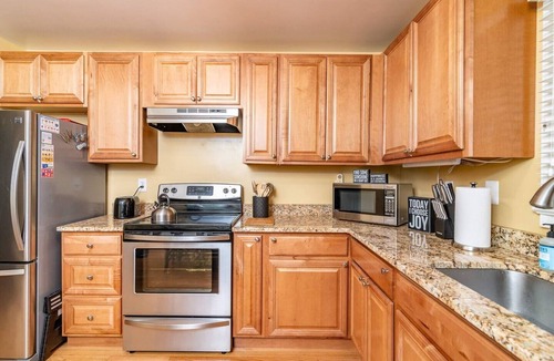 Fairfax House | Work & Explore | Near DC, Metro, Dining!
