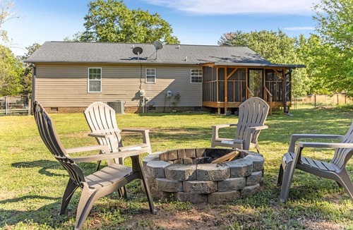 Boiling Springs House | Work & Play Retreat Sleeps 7 BBQ, Arcade & Fresh Eggs