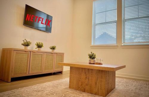 Sherman Apartment | WorkerFriendly KINGbed A plus Location Washer Wifi Pool