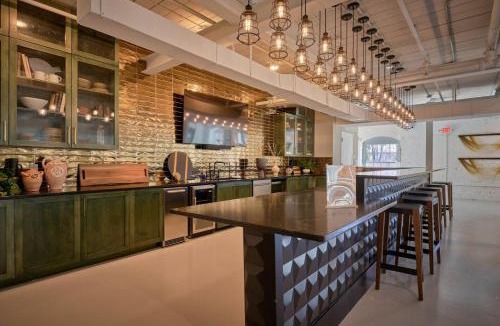 Clayton Apartment | Workers Paradise Steps from DT Clayton