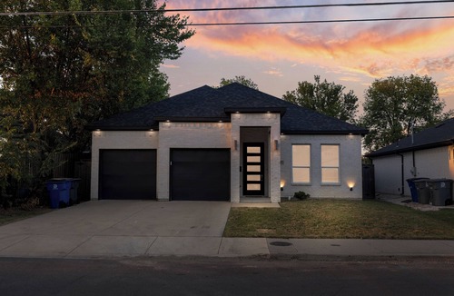 West Dallas House | World Cup 2026 HQ, Sleeps 8, Fire Pit & Backyard, 20 Min to Stadium