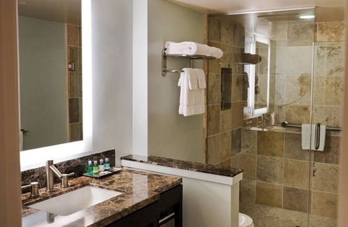 McCully - Moiliili Resort | Wyndham Royal Garden at Waikiki - 1 Bedroom - Sleeps 4