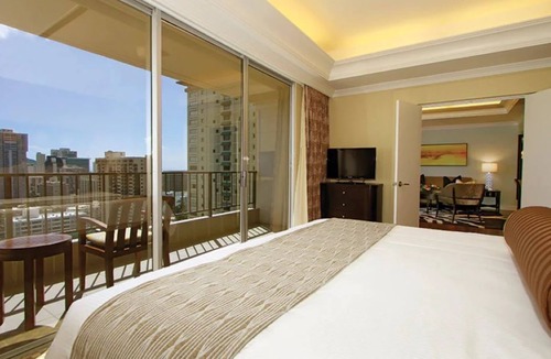 McCully - Moiliili Resort | Wyndham Royal Garden at Waikiki - 1 Bedroom - Sleeps 4