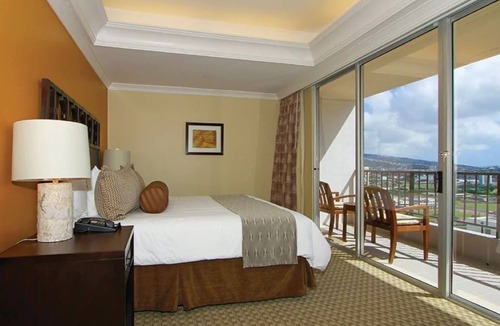 McCully - Moiliili Resort | Wyndham Royal Garden at Waikiki - 1 Bedroom - Sleeps 4