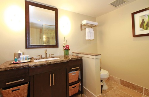 McCully - Moiliili Resort | Wyndham Royal Garden at Waikiki - 1 Bedroom - Sleeps 4