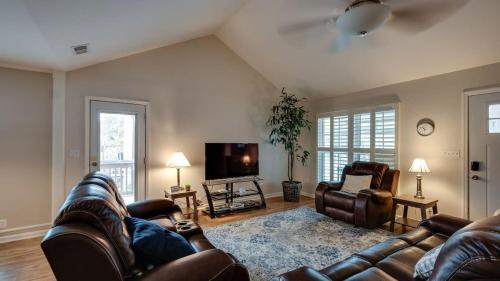 Savannah House | Year-Round Pool & BBQ, 10 Miles to Tybee Island