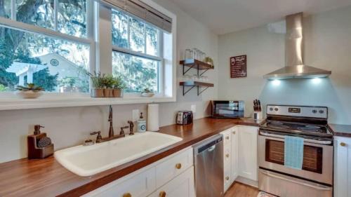 Thunderbolt House | Year-Round Pool & Gazebo Near Forsyth Park