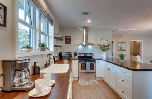 Thunderbolt House | Year-Round Pool & Gazebo Near Historic District