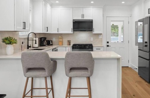 Clarksville House | Your Cozy E Austin Retreat | New High-End 2BR Mins to Dining, Downtown & Pubs