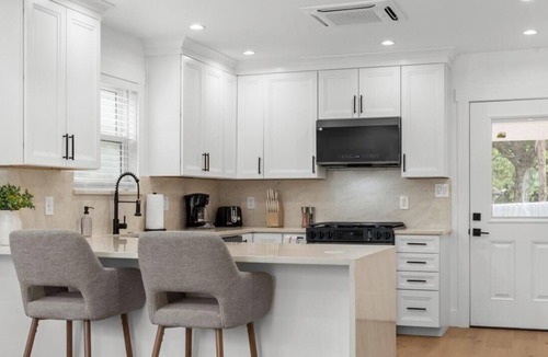 Clarksville House | Your Cozy E Austin Retreat | New High-End 2BR Mins to Dining, Downtown & Pubs