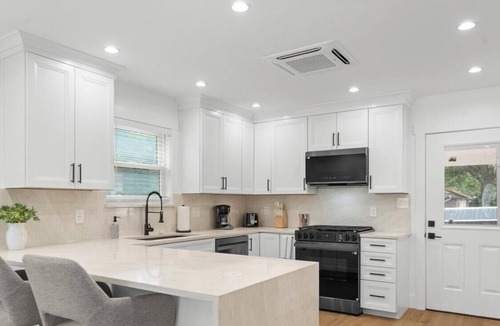 Clarksville House | Your Cozy E Austin Retreat | New High-End 2BR Mins to Dining, Downtown & Pubs