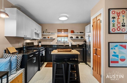 Clarksville House | Your E Austin Story Starts at The Bright Blue Bungalow Mins to Lady Bird Lake