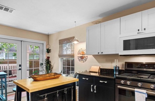 Clarksville House | Your E Austin Story Starts at The Bright Blue Bungalow Mins to Lady Bird Lake