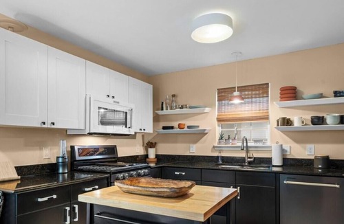 Clarksville House | Your E Austin Story Starts at The Bright Blue Bungalow Mins to Lady Bird Lake