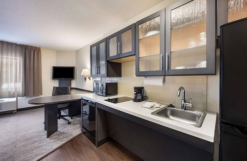 Linthicum Heights Resort | Your Home Base for Exploring Charm City! 2 Great Units with Private Kitchenettes