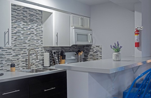 Neartown Apartment | Your Montrose Studios! Sleeps 46/23BR/23BA/23PA