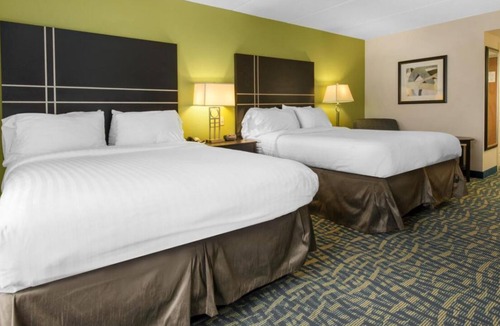 Savannah House | Your Relaxing Getaway Awaits! 3 Upscale Units, Free Parking! Outdoor Pool