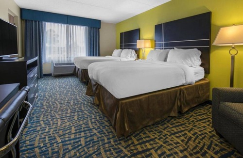 Savannah House | Your Relaxing Getaway Awaits! 3 Upscale Units, Free Parking! Outdoor Pool