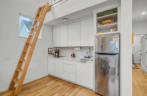 Downtown Apartment | Zen Den, Downtown, Rooftop Hang, Pet Zone