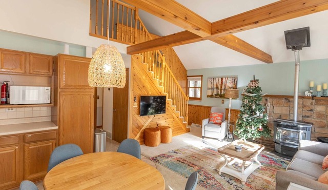 1 Acre Lakefront Private Cottage. Sleeps 8, Dog Friendly with kayaks and boat!